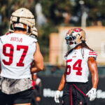 Nick Bosa y Fred Warner piensan en los rams